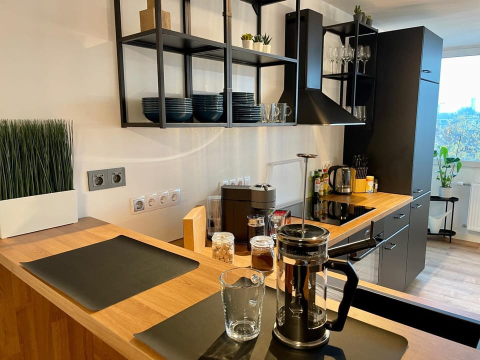 Coffee/tea facilities, Kitchen or kitchenette, Dining area, stove