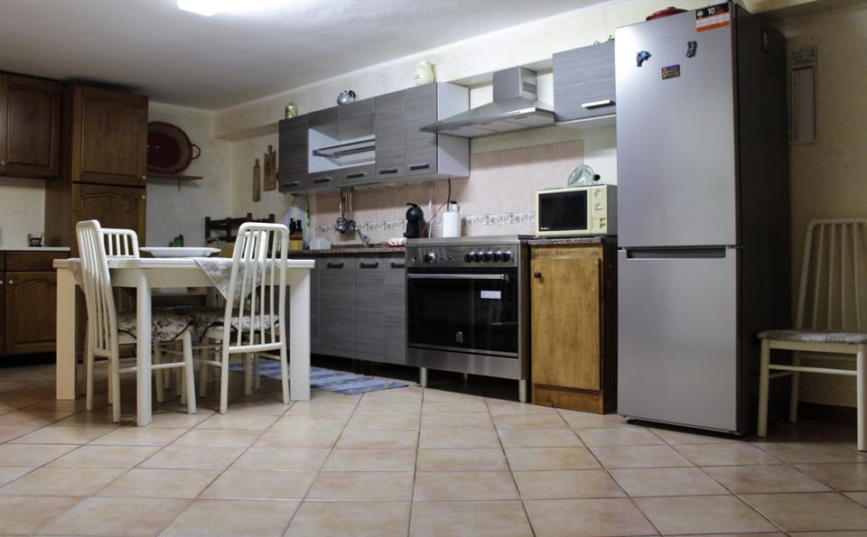 Kitchen or kitchenette, Dining area, minibar, pet friendly, stove