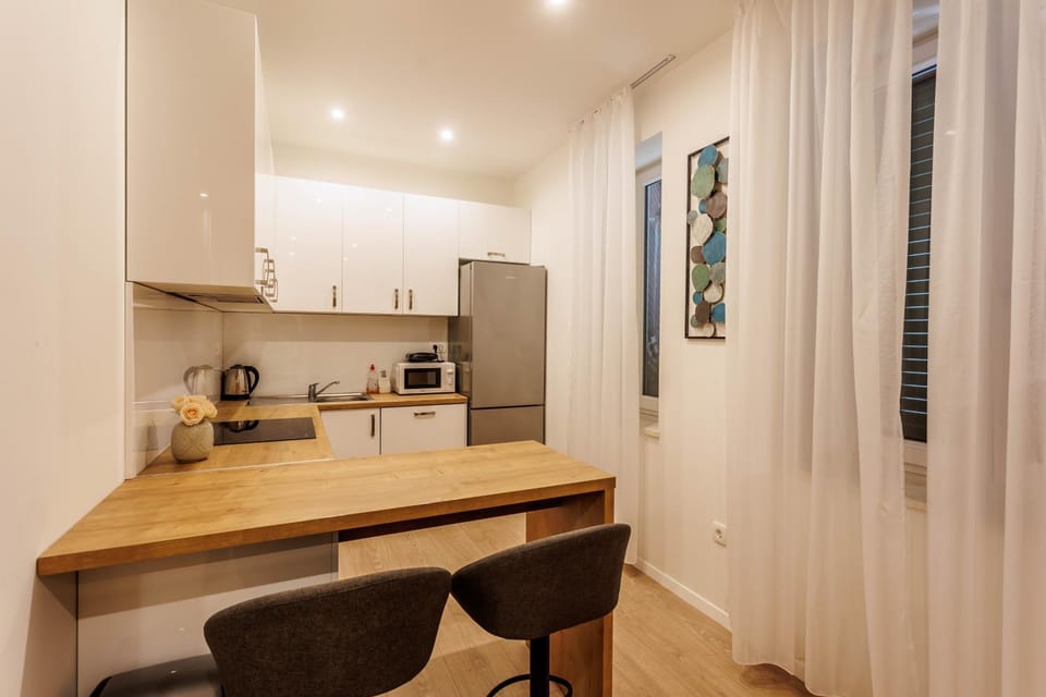 Kitchen or kitchenette, Dining area, minibar, stove