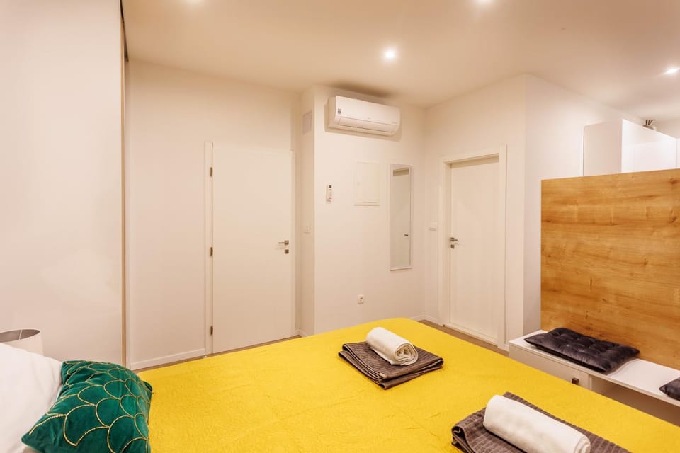 Bed, Bedroom, towels, air conditioner