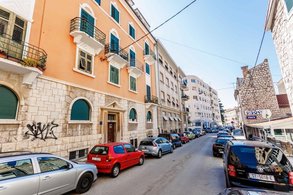 Property building, Day, Neighbourhood, City view, Street view, Location, Parking