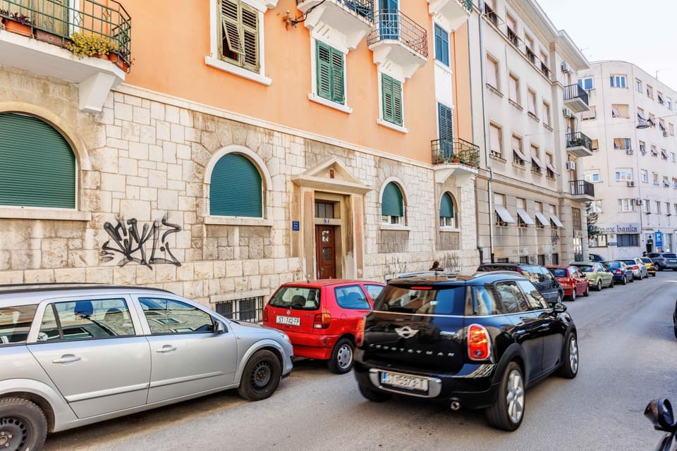 Day, Neighbourhood, City view, Street view, Location, Parking