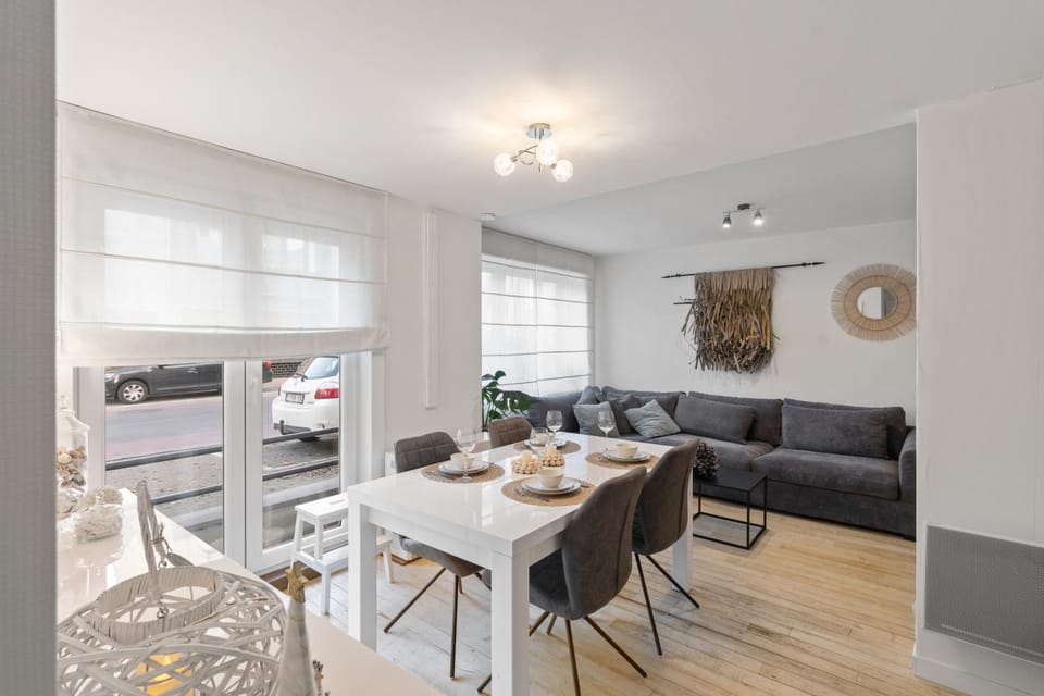 Property building, Living room, Seating area, Dining area
