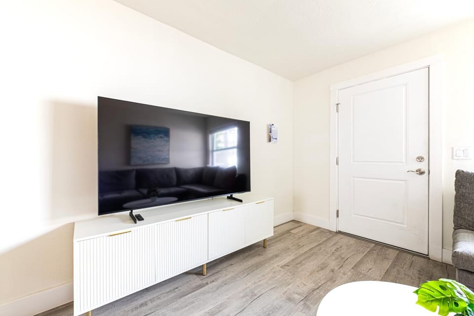 2bd 1ba Sunview 5 2Mins to BeachPool! Apartment in Indian Rocks Beach
