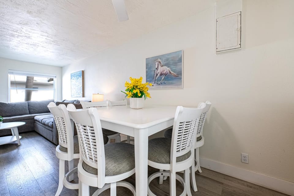 2bd 1ba Sunview 5 2Mins to BeachPool! Apartment in Indian Rocks Beach