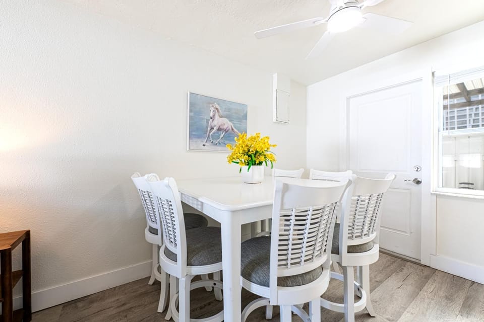 2bd 1ba Sunview 5 2Mins to BeachPool! Apartment in Indian Rocks Beach