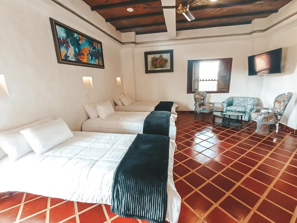 Bed, TV and multimedia, Living room, Photo of the whole room, Bedroom, fireplace