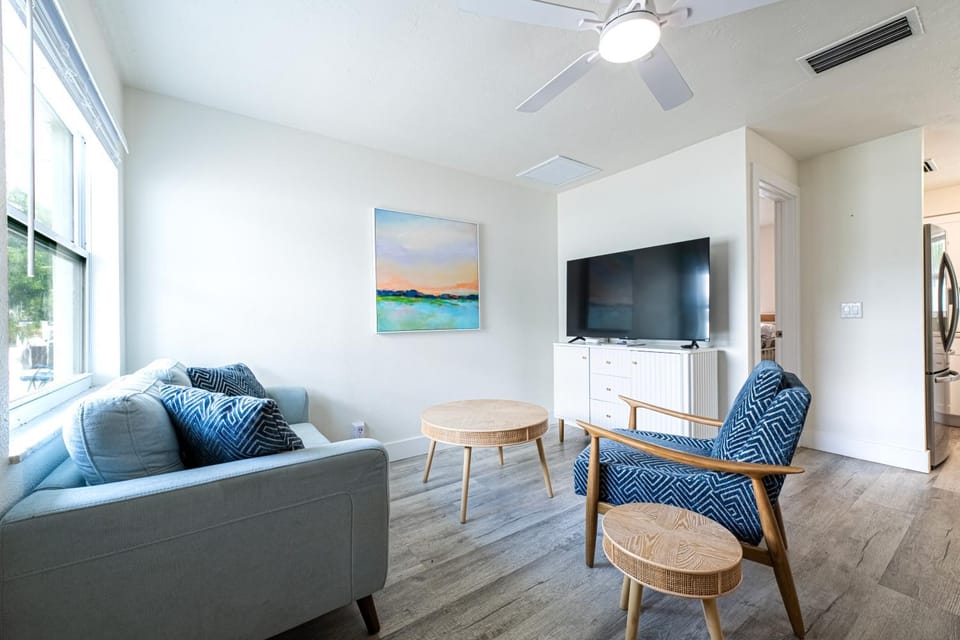 2bd 2ba Sunview 6 2Mins to BeachPool! Apartment in Indian Rocks Beach