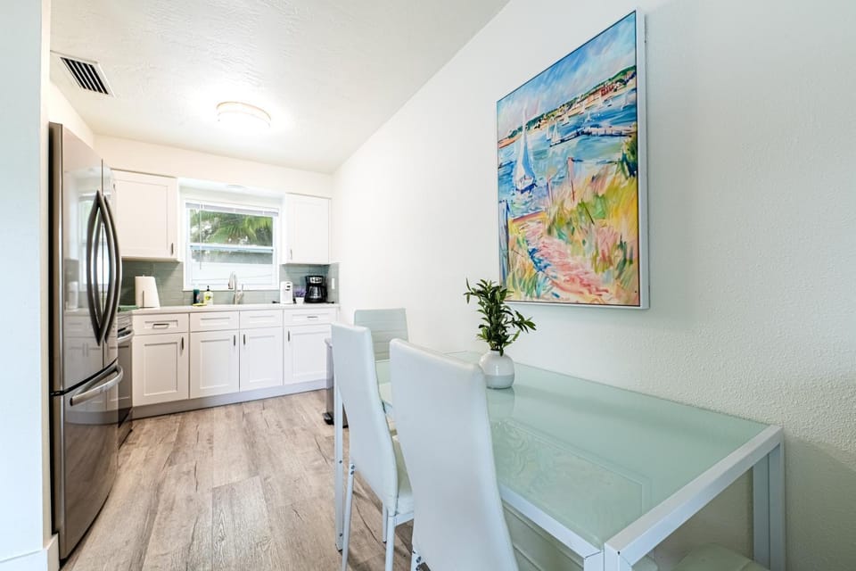 2bd 2ba Sunview 6 2Mins to BeachPool! Apartment in Indian Rocks Beach