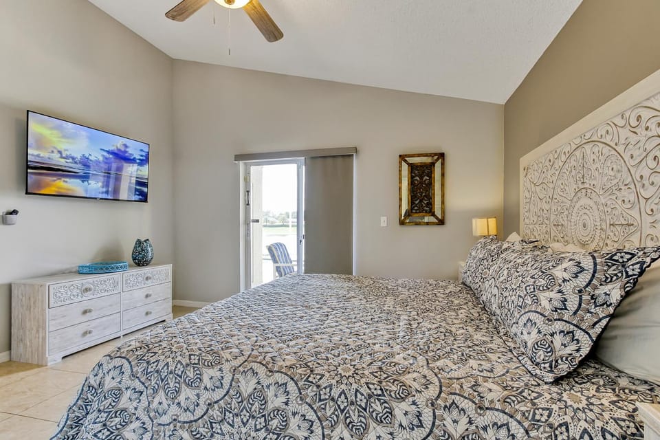 Bed, TV and multimedia, Photo of the whole room, Bedroom, fireplace