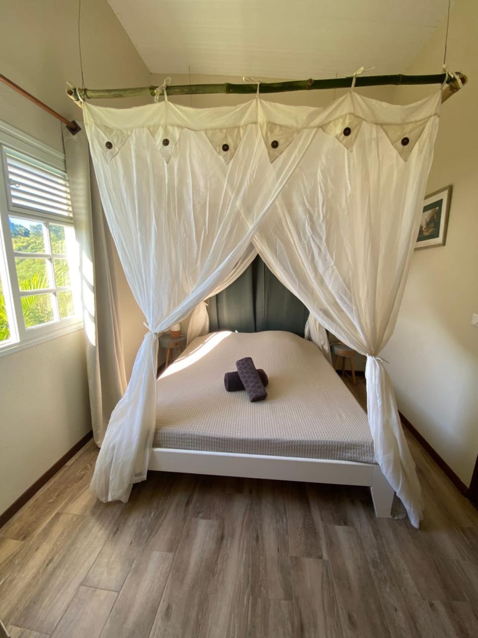 Bed, towels