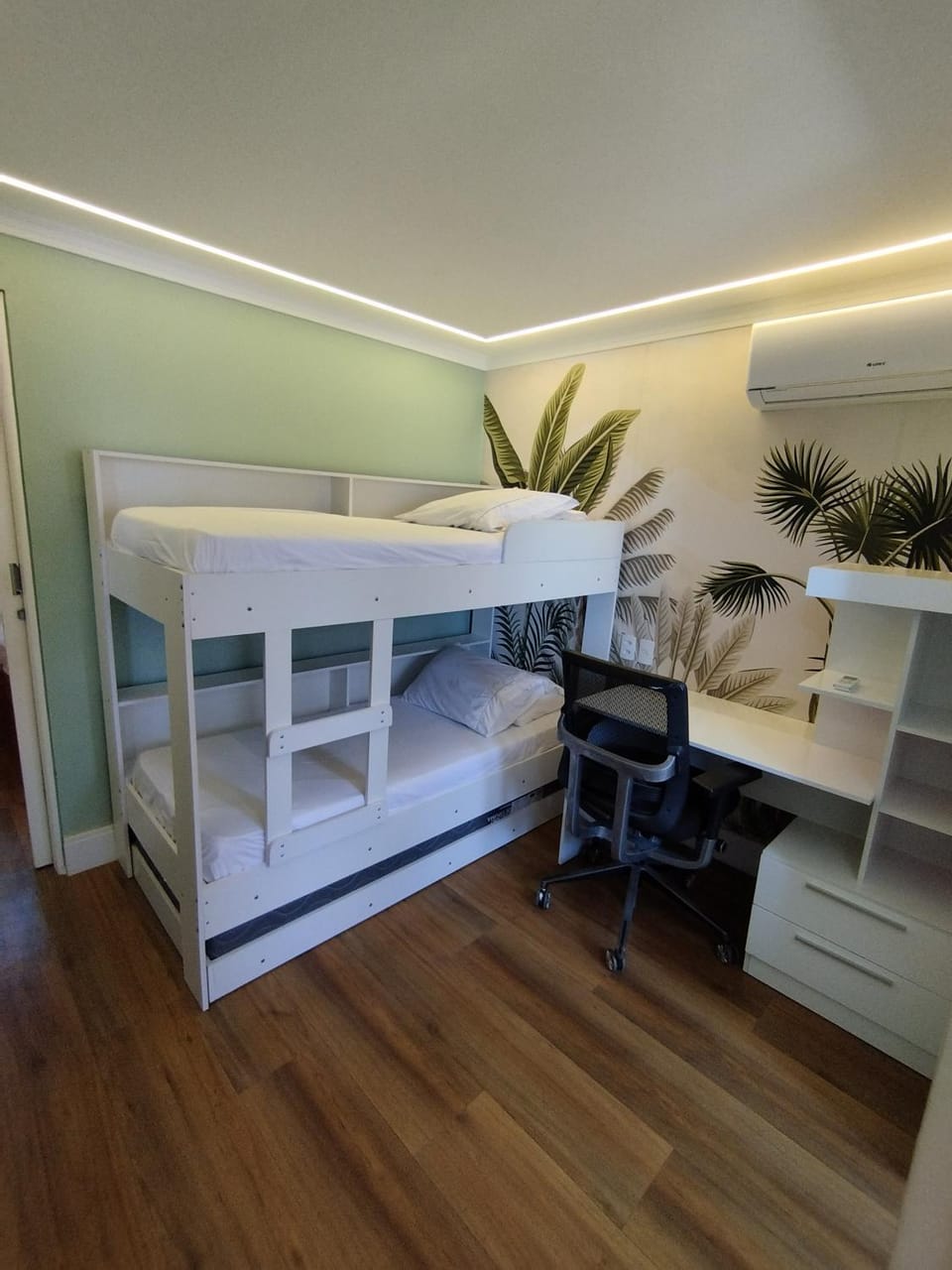 Photo of the whole room, Bedroom, Seasons, bunk bed, air conditioner