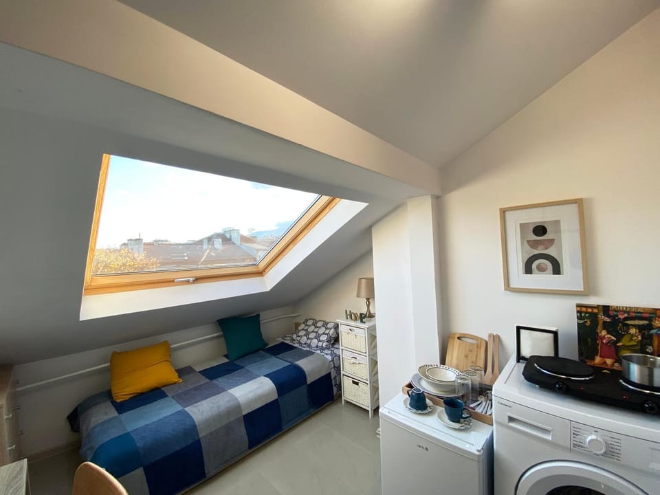 Bed, Kitchen or kitchenette