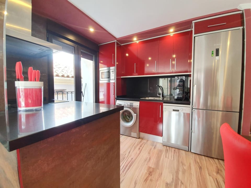 Kitchen or kitchenette, dishwasher, minibar, stove, washing machine