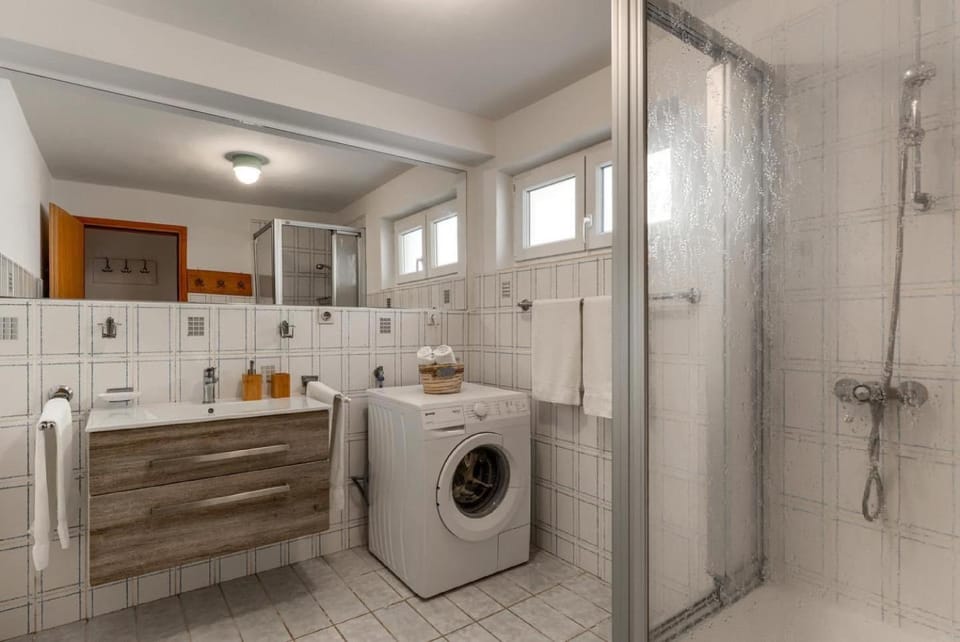 Shower, Bathroom, towels, washing machine