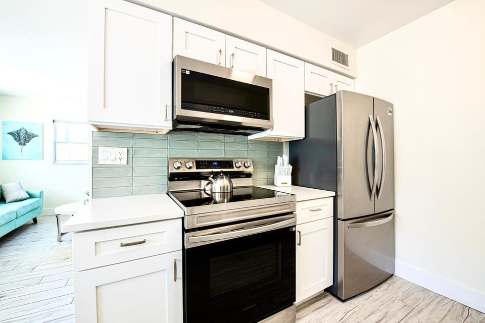 2bd 1ba Sunset 1 3Min to BeachPool Apartment in Indian Rocks Beach