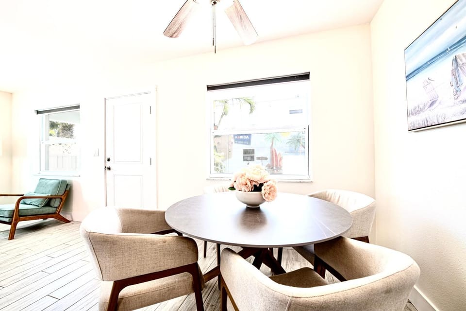 2bd 1ba Sunset 2 3Mins to Beach! Apartment in Indian Rocks Beach