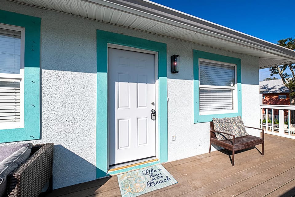2bd 2ba Beachside E 3Min to Beach Pool! Apartment in Indian Rocks Beach