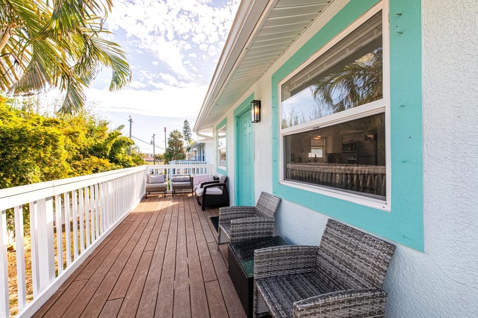 2bd 2ba Sandy Beach E 3Mins to BeachPool! Apartment in Indian Rocks Beach