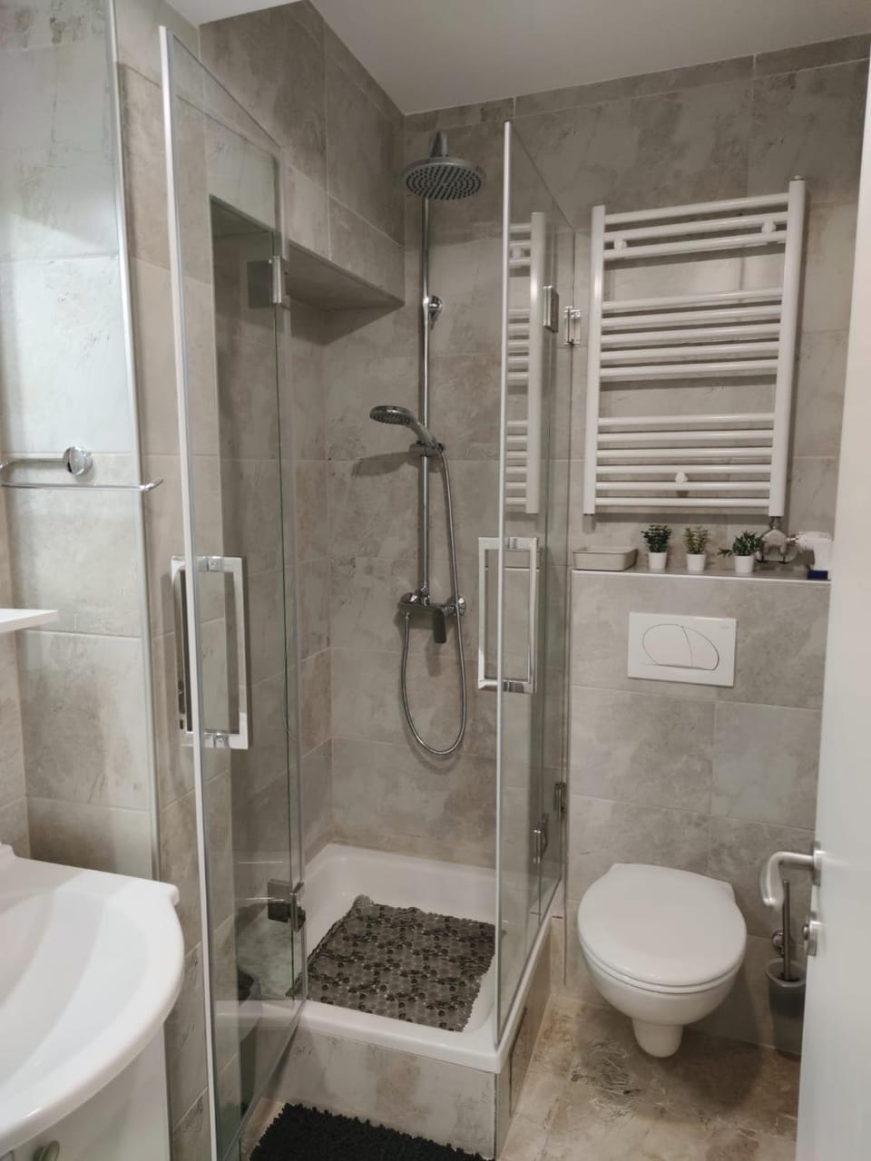 Shower, Toilet, Bathroom, towels