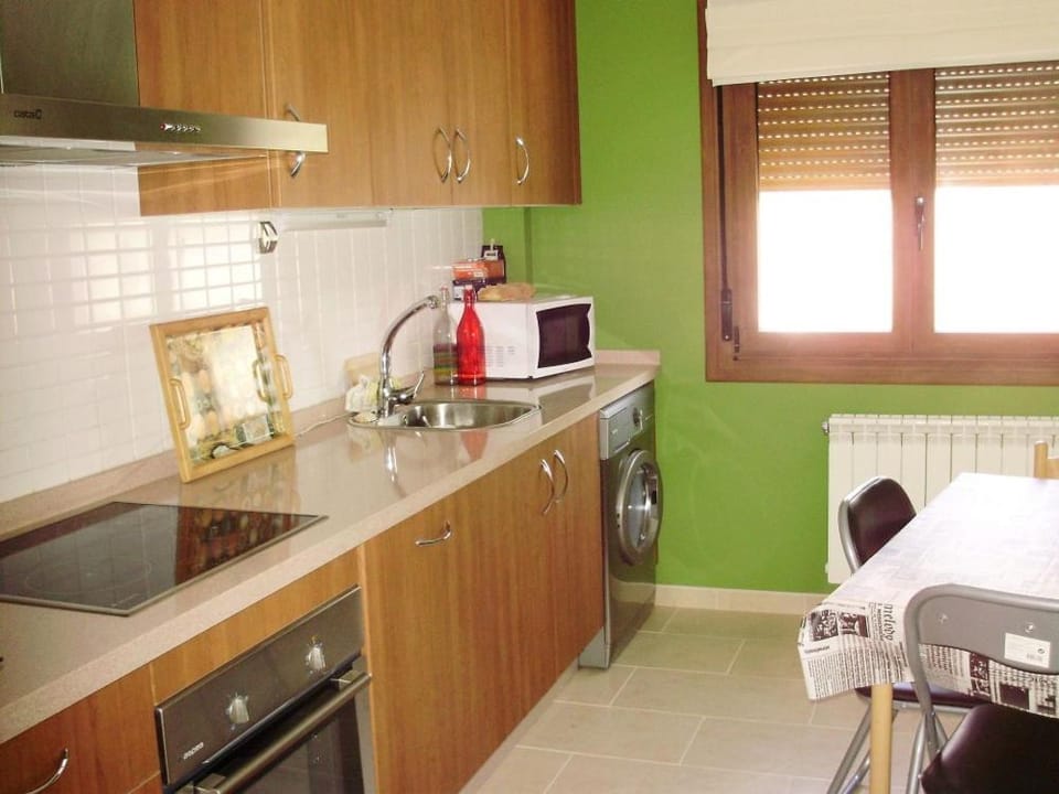 Kitchen or kitchenette, Photo of the whole room, oven, stove, toaster, kitchen