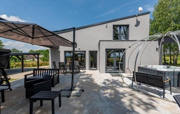 Property building, Patio, Balcony/Terrace, Seating area