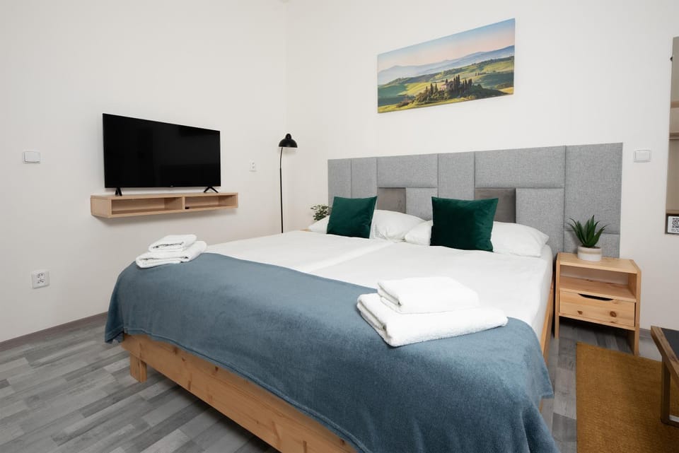 Bed, TV and multimedia, Bedroom, towels