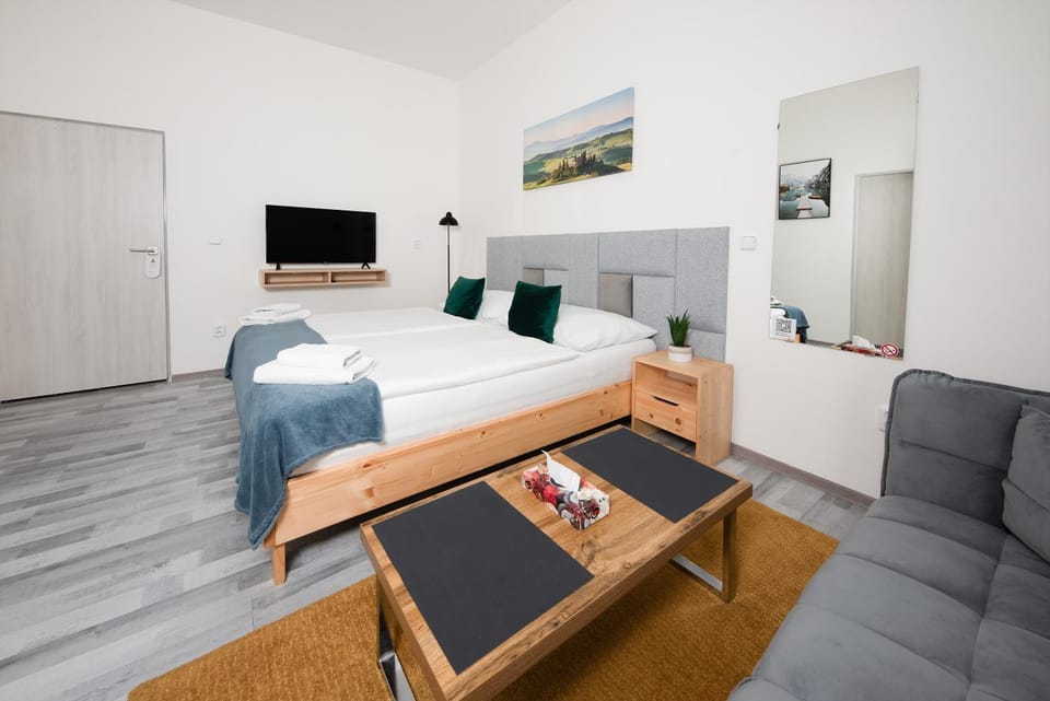 Bed, TV and multimedia, Photo of the whole room, Seating area, Bedroom