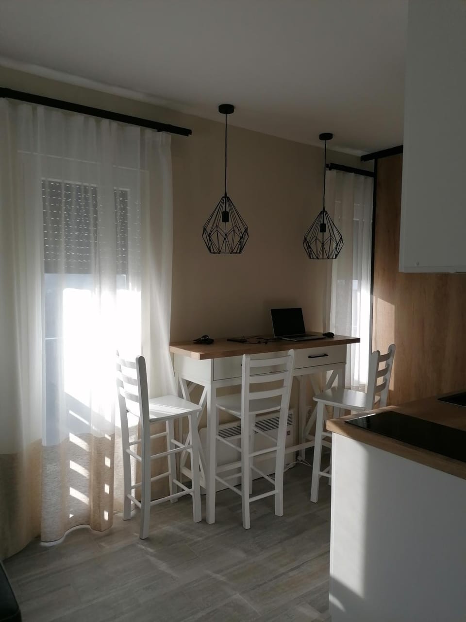 Kitchen or kitchenette, Dining area
