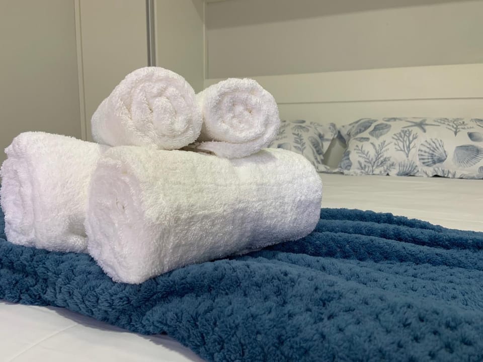 Bed, towels