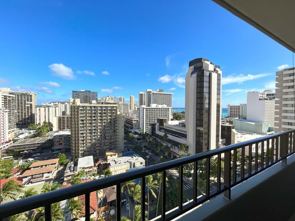 View (from property/room), Balcony/Terrace, City view