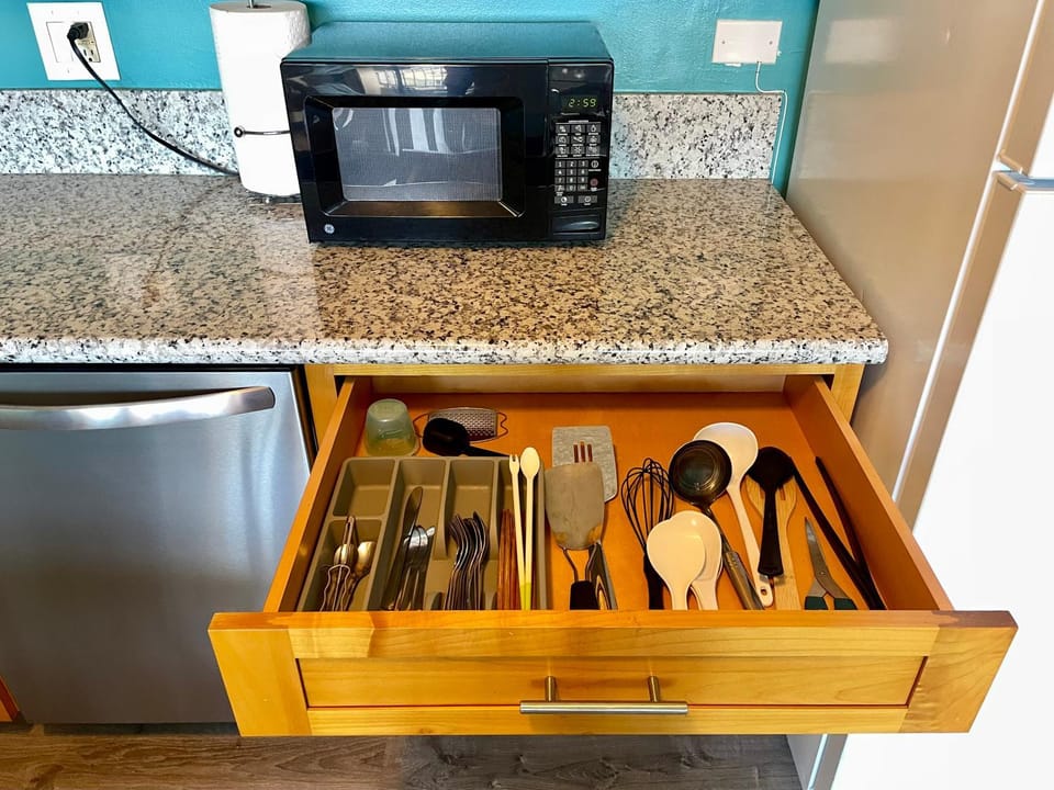 Kitchen or kitchenette, microwave, kitchen