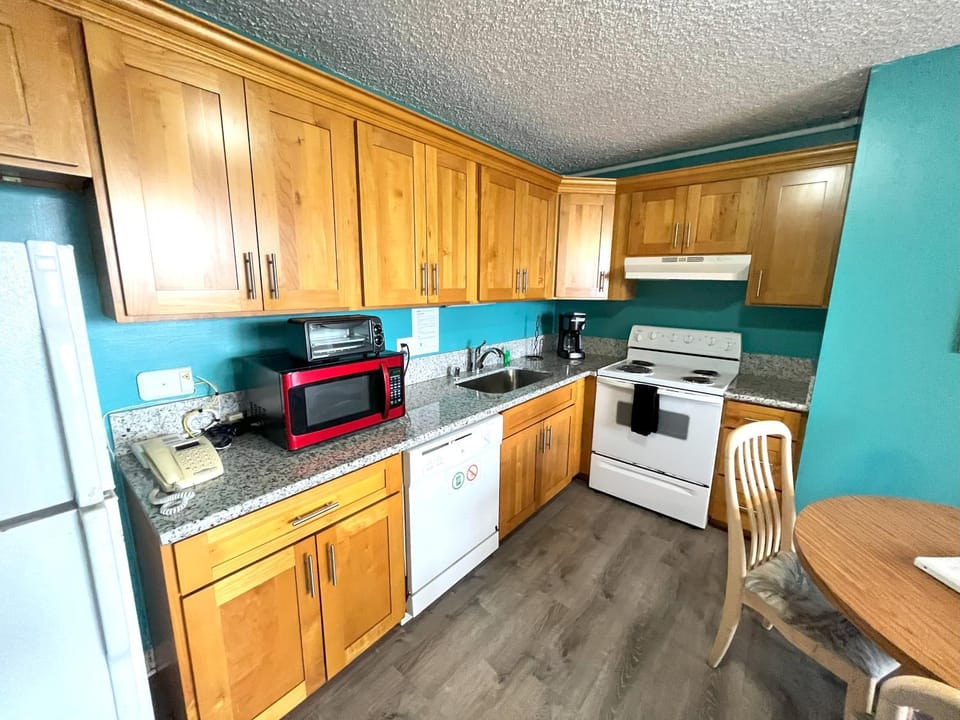 Kitchen or kitchenette, Dining area, dishwasher, minibar, pet friendly, stove, toaster