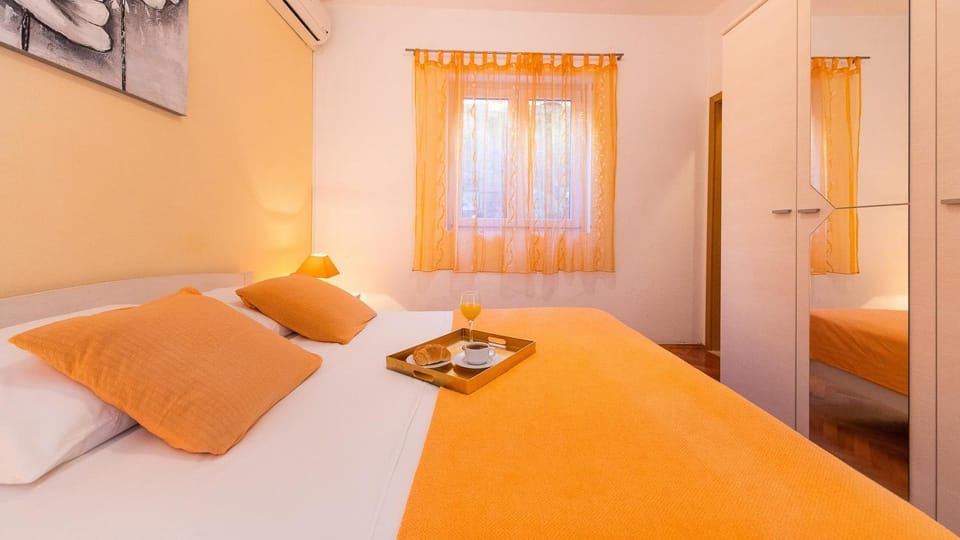 Bed, Day, Summer, Photo of the whole room, Bedroom