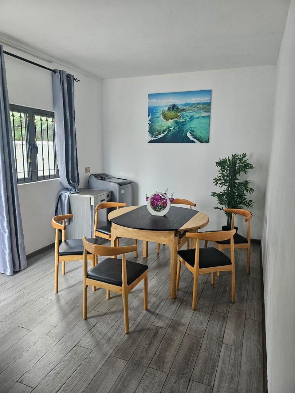 Seating area, Dining area
