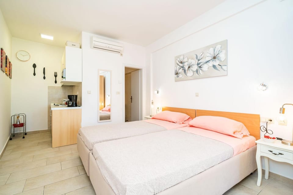 Bed, Kitchen or kitchenette, Photo of the whole room, Bedroom, wardrobe, air conditioner