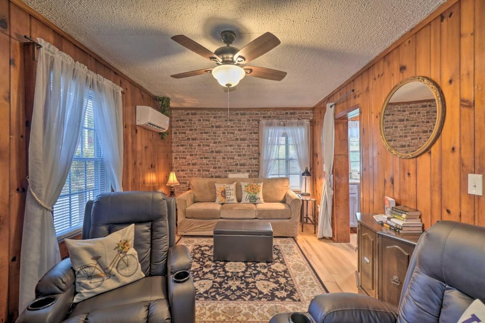 Cozy Knoxville Getaway ~ 8 Mi to Downtown! House in Knoxville