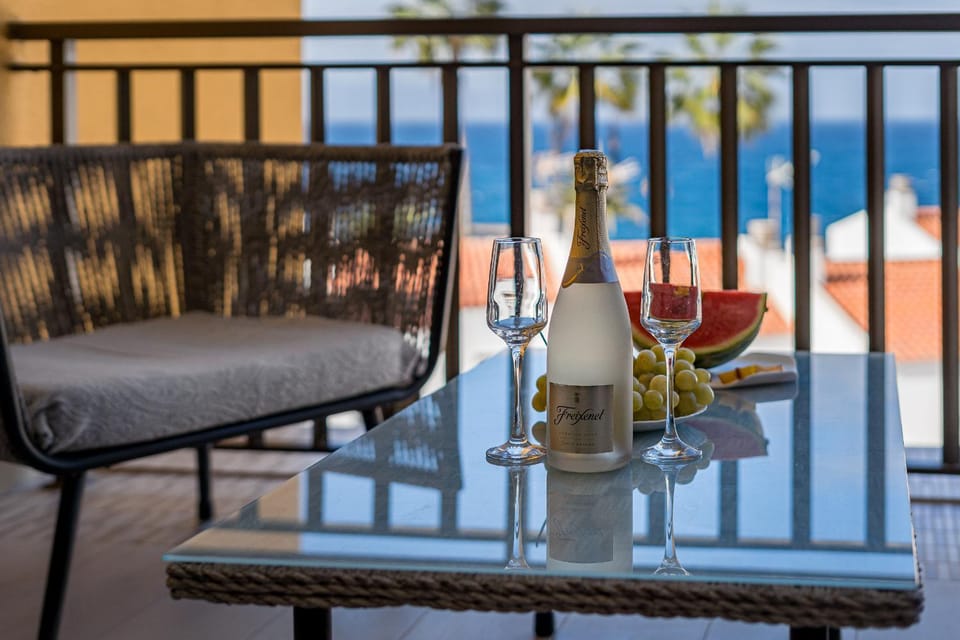 Natural landscape, View (from property/room), Balcony/Terrace, Seating area, Sea view