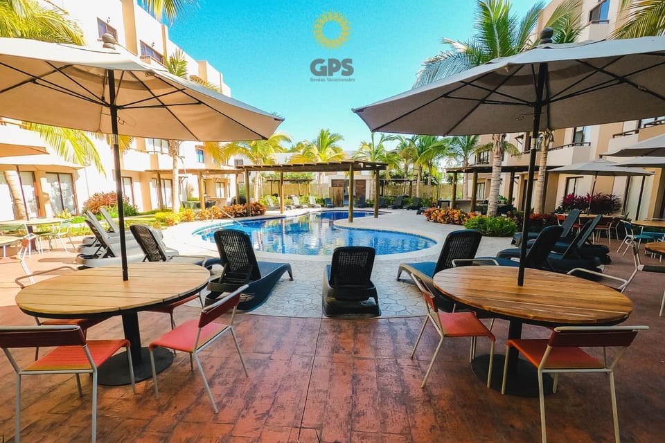 Property building, Seating area, Pool view, sunbed