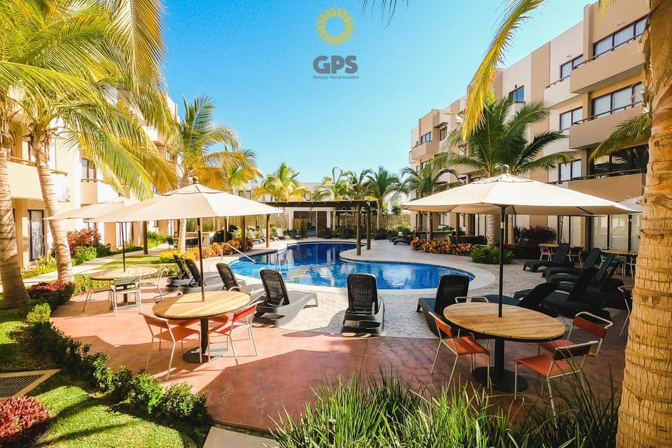 Property building, Garden, Pool view, sunbed