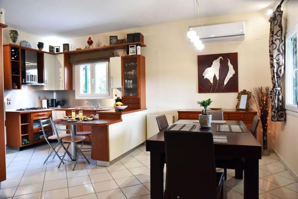 Kitchen or kitchenette, air conditioner