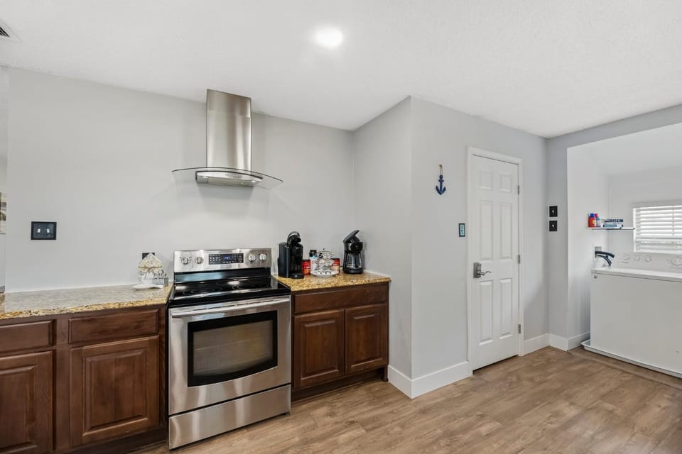 Coffee/tea facilities, Kitchen or kitchenette, dishwasher, oven, stove, washing machine, dryer, kitchen