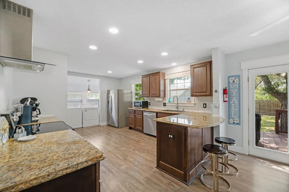 Coffee/tea facilities, Kitchen or kitchenette, dishwasher, oven, stove, laundry, washing machine, dryer, kitchen