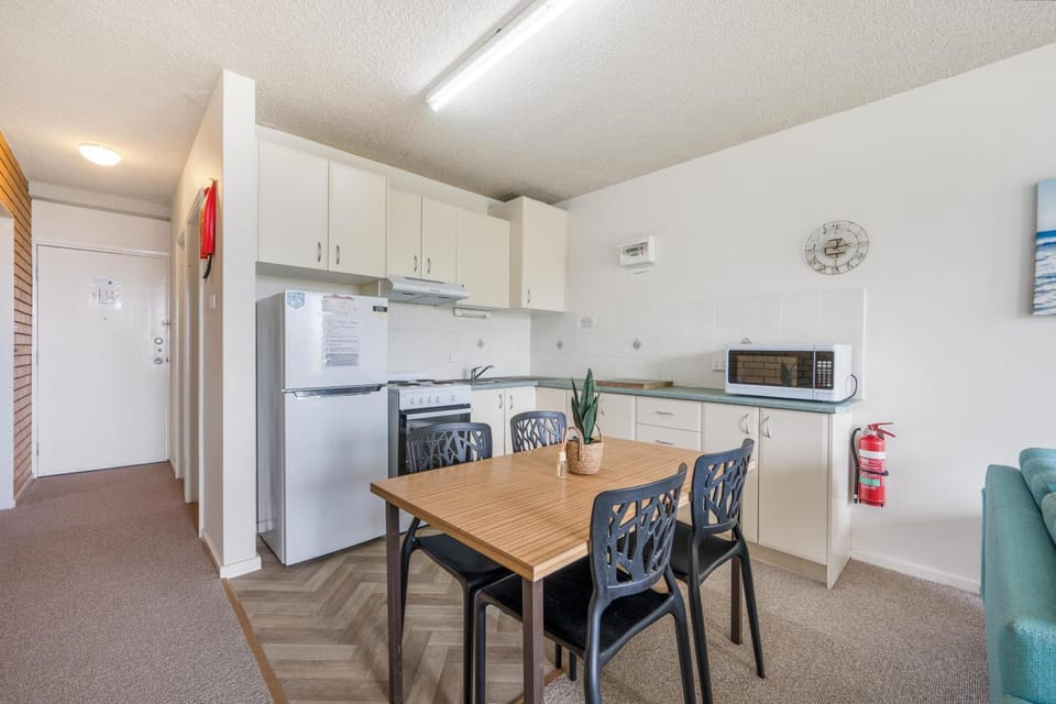 Kitchen or kitchenette, Seating area, Dining area, oven, toaster