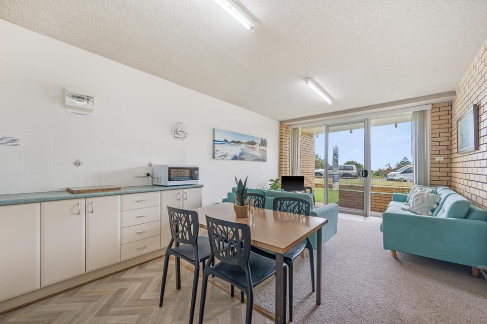 Kitchen or kitchenette, Living room, Seating area, Dining area