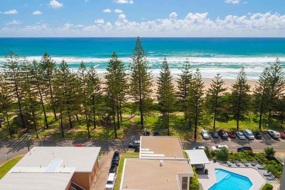 Steps to Sand Chic Renovated 2BR Beach Apt Apartment in Burleigh Heads