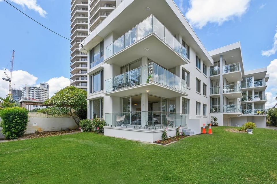 Steps to Sand Chic Renovated 2BR Beach Apt Apartment in Burleigh Heads