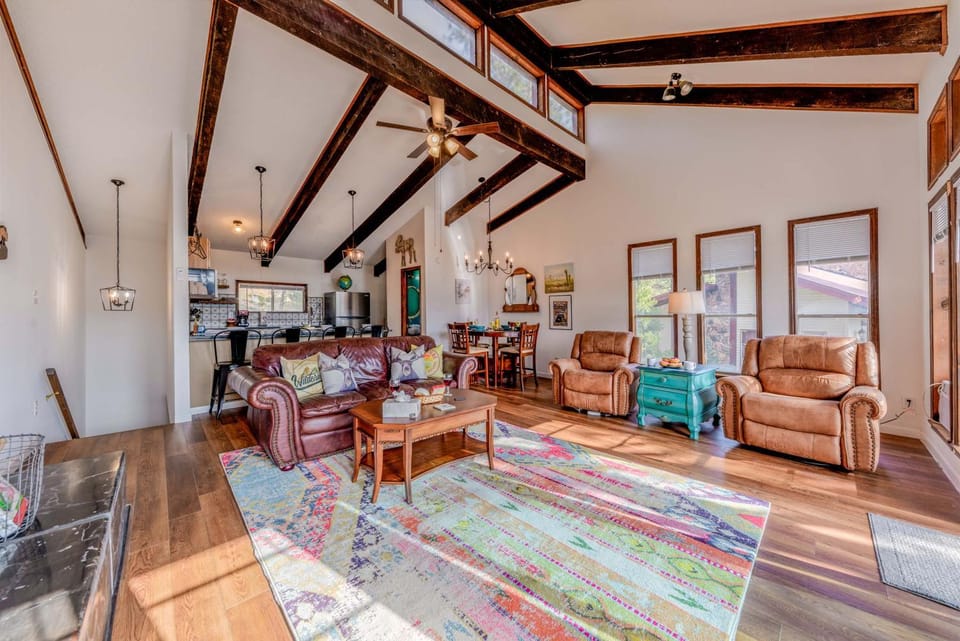Kitchen or kitchenette, Living room, Seating area, Dining area, furniture