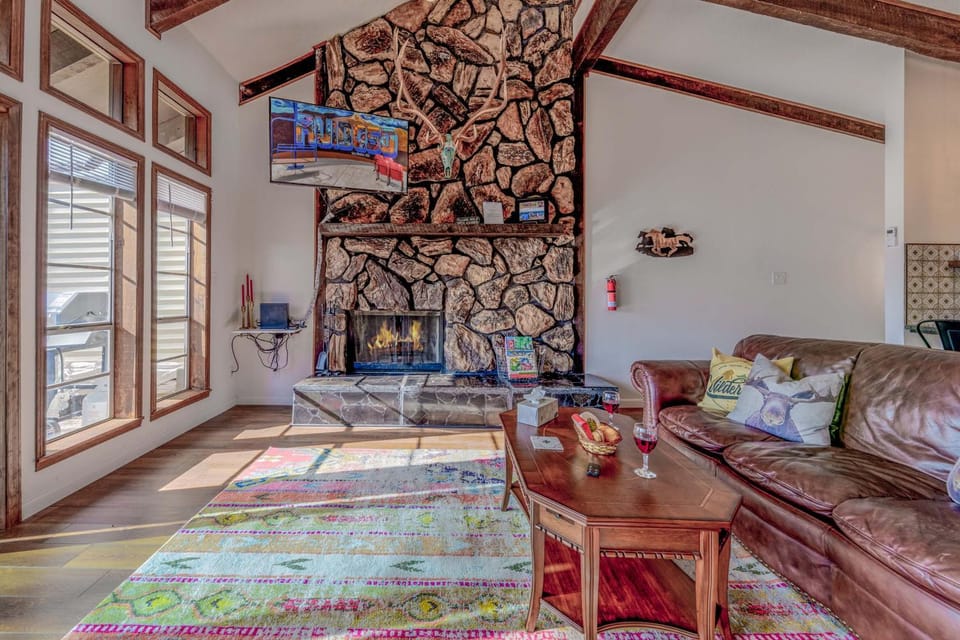 TV and multimedia, Living room, fireplace, furniture