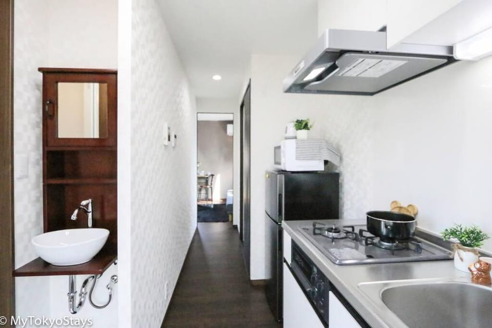 Kitchen or kitchenette, minibar, stove